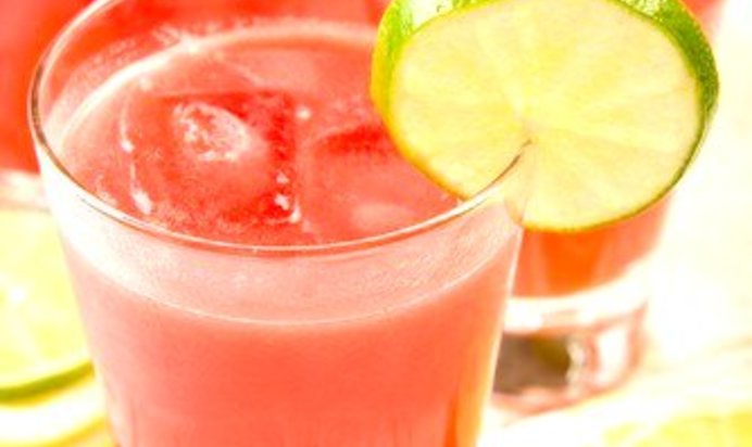 Освежающий красный пунш