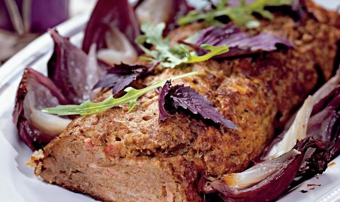 Мясной хлеб с беконом и луком