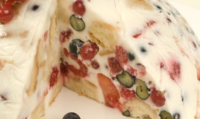 Торт с ягодами в сметанном желе