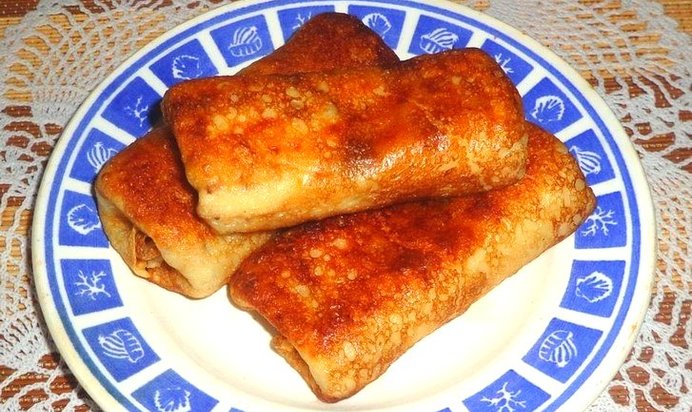Блинные рулетики с рисом и колбасой