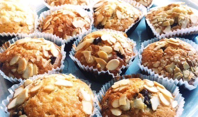 Маффины с шоколадом и миндальными лепестками