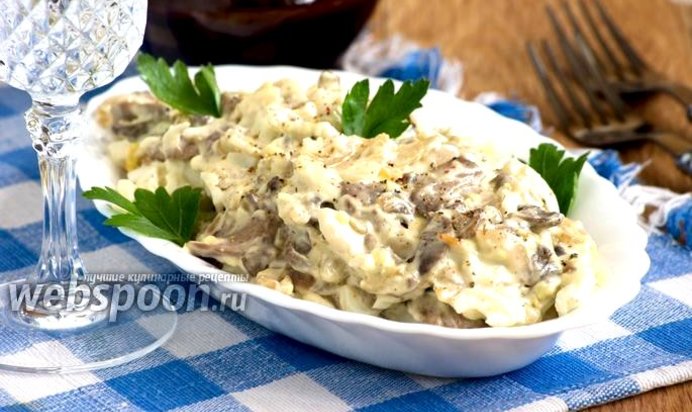 Салат с кальмарами, грибами и луком