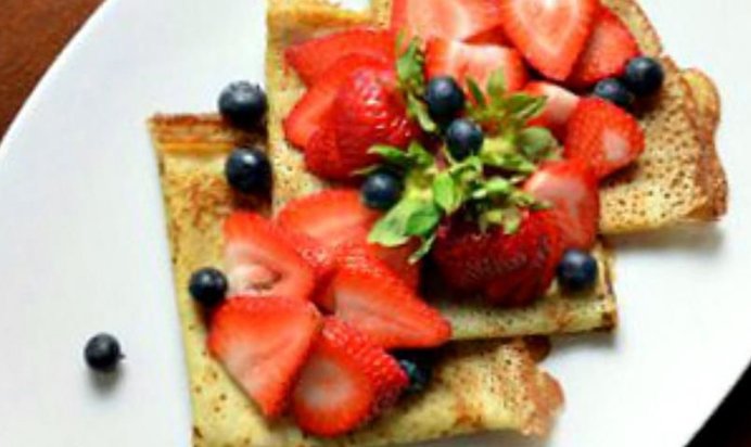 Блины с клубникой и голубикой