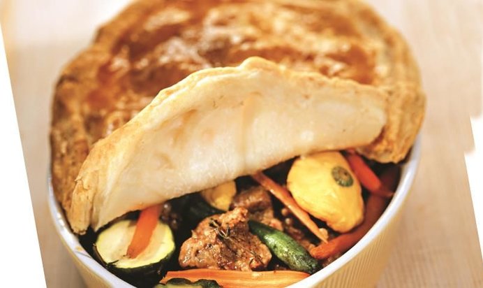 Говядина с молодыми овощами под хлебной крышкой