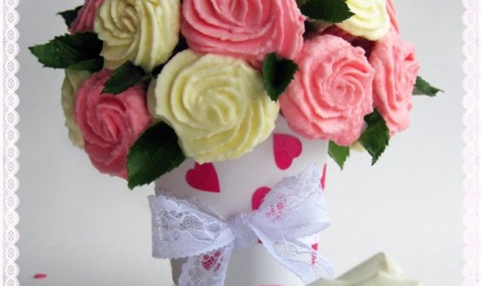Розовый букет из мини-маффинов ко Дню всех влюбленных