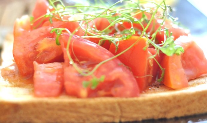 Легкий салат на тосте