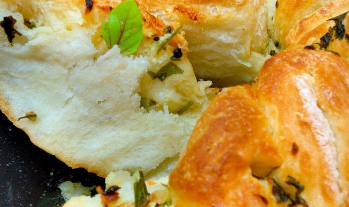 Пикантный хлеб с чесноком, луком и зеленью