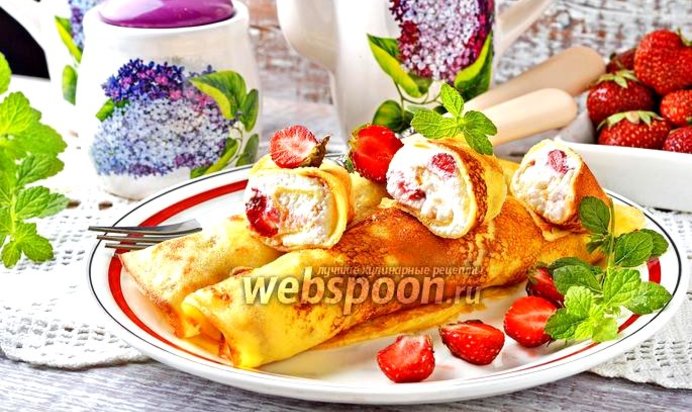 Блины с творогом и клубникой