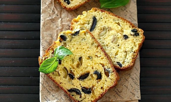Кекс с оливками, маслинами, базиликом и пармезаном