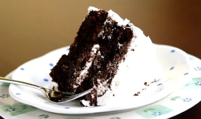 Шоколадный торт со сливочным кремом