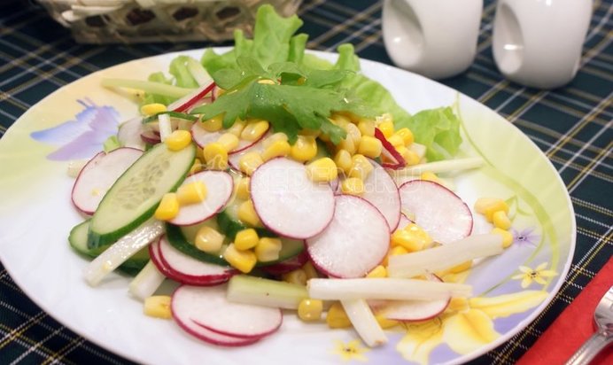 Салат из редиса и огурцов