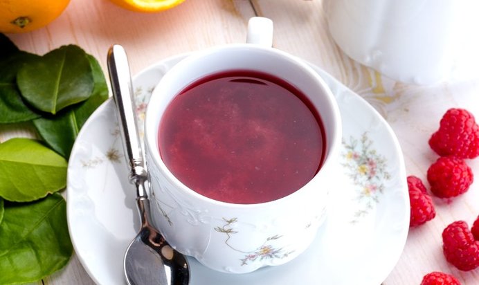 Горячий коктейль с малиной и шиповником