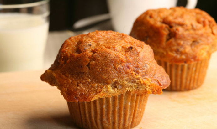 Маффины с клубникой и хурмой