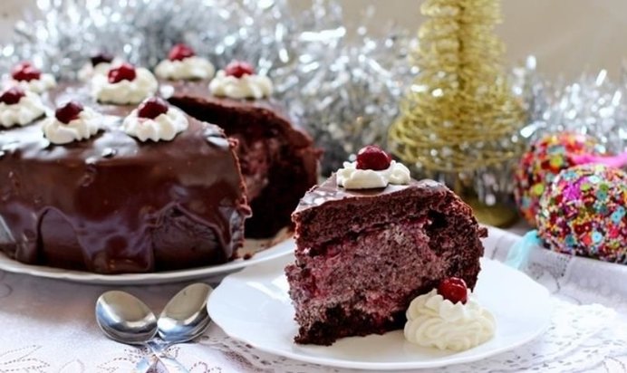 Шоколадный торт со сливками и вишней