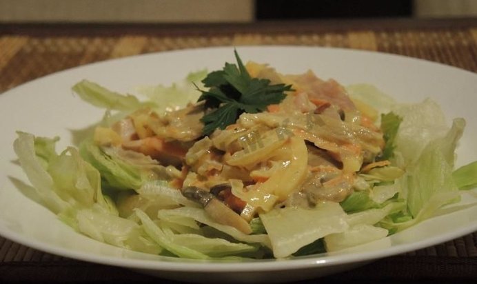 Салат с копченым окорочком и грибами