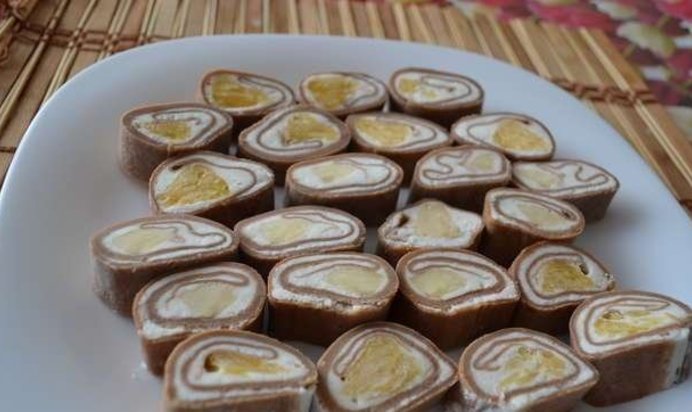 Сладкий ролл с фруктами