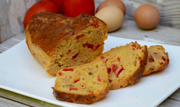 Кекс с тунцом и помидорами