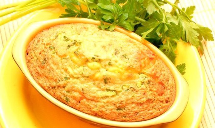 Картофельная запеканка с курицей, грибами и зеленым горошком