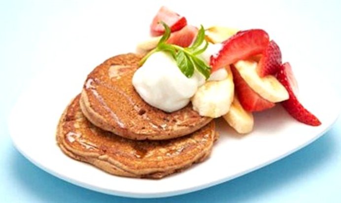 Блины из спельтовой муки со свежими фруктами и натуральным йогуртом