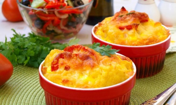 Запеканка из цветной капусты с индейкой и помидорами