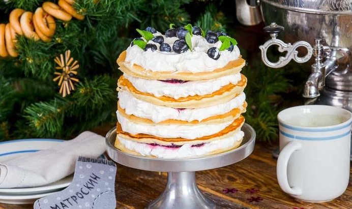 Блинный торт с черничным кремом