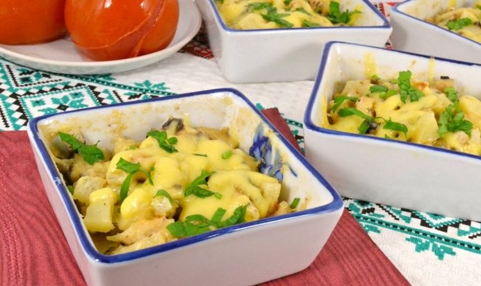 Картофельная запеканка с курицей, грибами и сыром в микроволновке