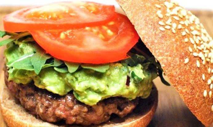 Гамбургер с рукколой и гуакамоле