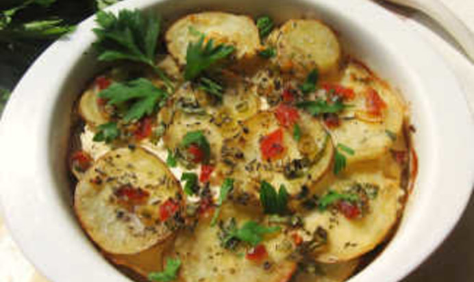 Картофельная запеканка с рикоттой, болгарским перцем и травами