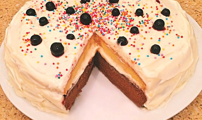 Сливочно-шоколадный торт с клубничной пропиткой