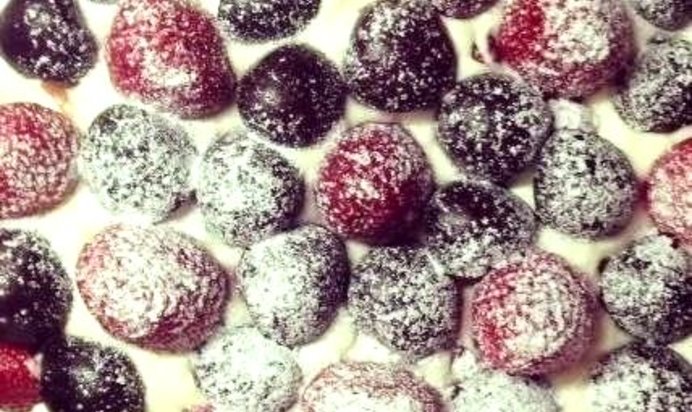 Торт из печенья с маскарпоне и ягодами