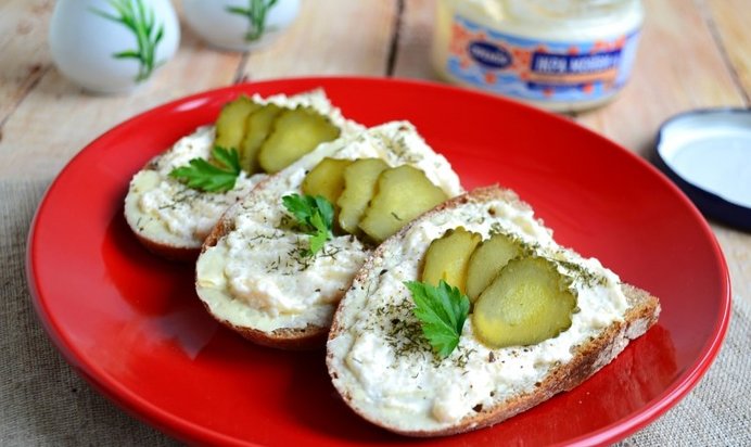 Бутерброды с горчичным маслом и икрой мойвы