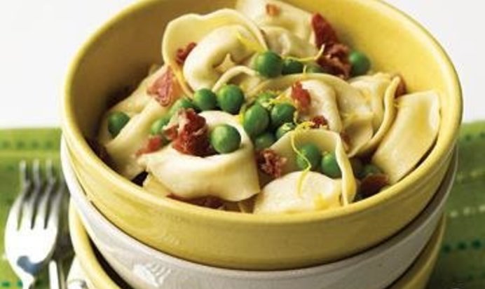 Тортеллини с горошком и ветчиной