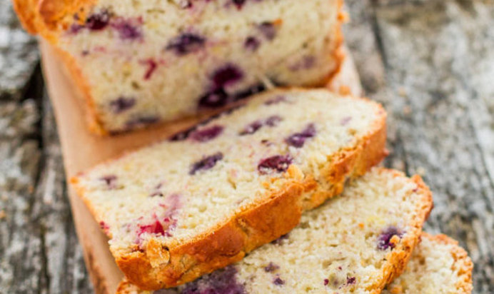 Банановый хлеб с черникой