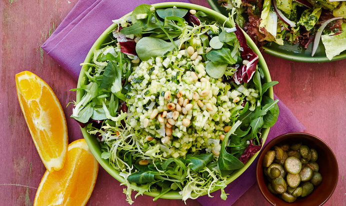 Зеленый салат с тартаром из цукини