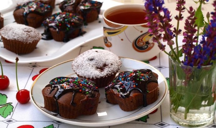 Шоколадные кексы с вишней