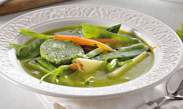 Суп из свежих овощей на летнем бульоне