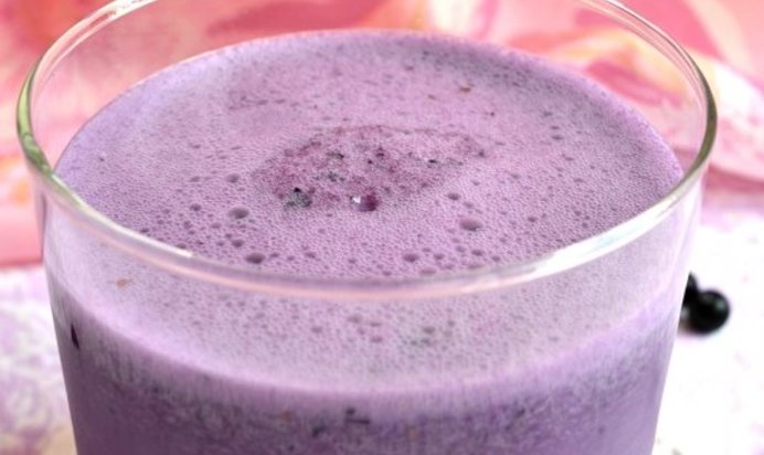 Молочный коктейль с черникой