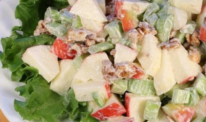 Салат из бананов, яблок и сельдерея