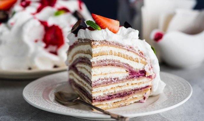 Креп-торт с творожно-сливочным кремом и ягодами