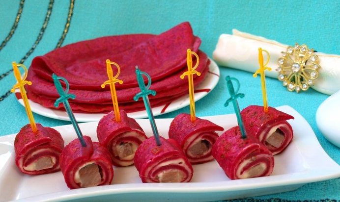 Свекольные блинчики с сельдью и сливочным сыром