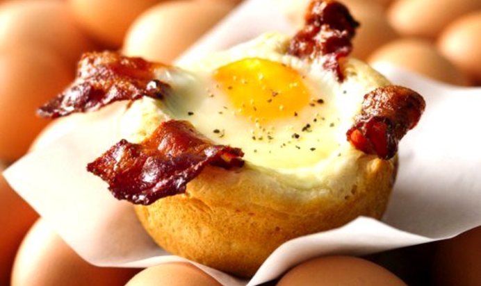Яйцо с беконом в корзиночке из хлеба