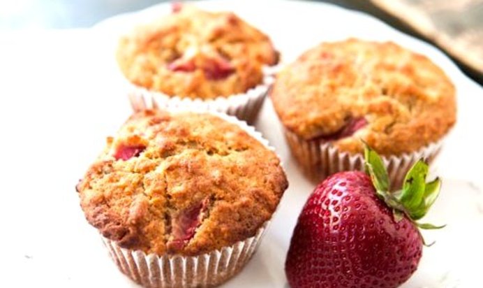 Мини-маффины с клубникой и рикоттой