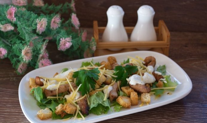 Салат Цезарь с курицей классический