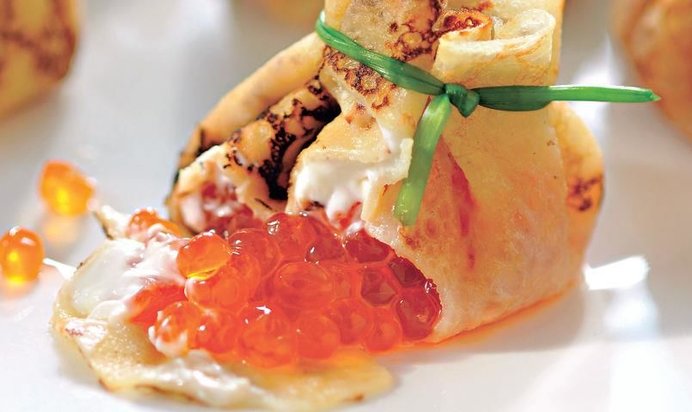 Мешочки из блинчиков с маскарпоне и красной икрой