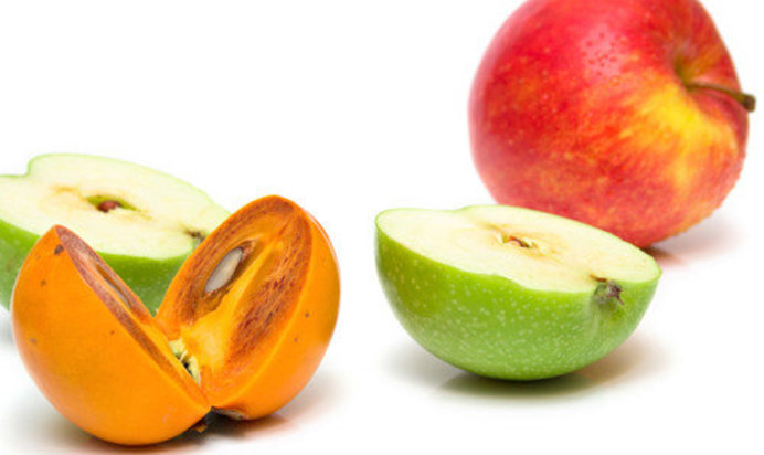 Салат из хурмы и яблок с орехами