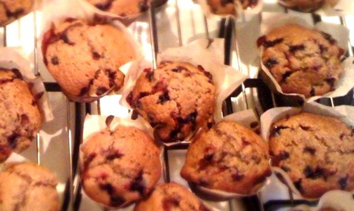 Шоколадные маффины с ягодами