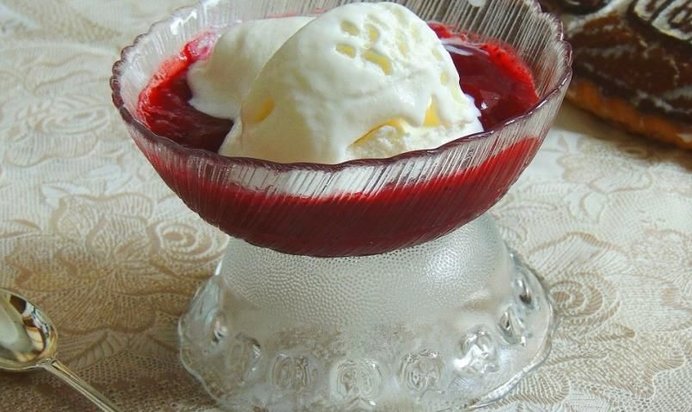Мороженое пломбир с ягодным киселем