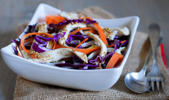 Пряный салат с куриным филе и красной капустой
