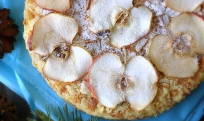 Слоеный торт с яблоками и ванильным кремом