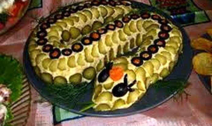 Салат с горбушей, картофелем и плавленым сыром